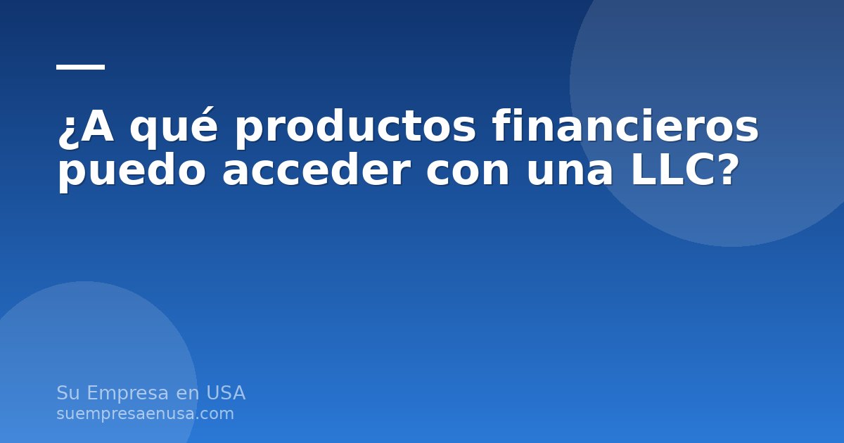 Emprendedor latinoamericano revisando en su computadora los productos financieros a los que puede acceder con una LLC e…