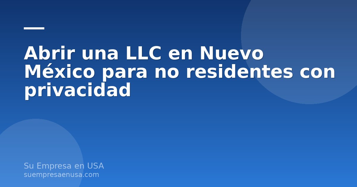 Emprendedor latinoamericano revisando documentos y una laptop para abrir una LLC en Nuevo México para no residentes con…