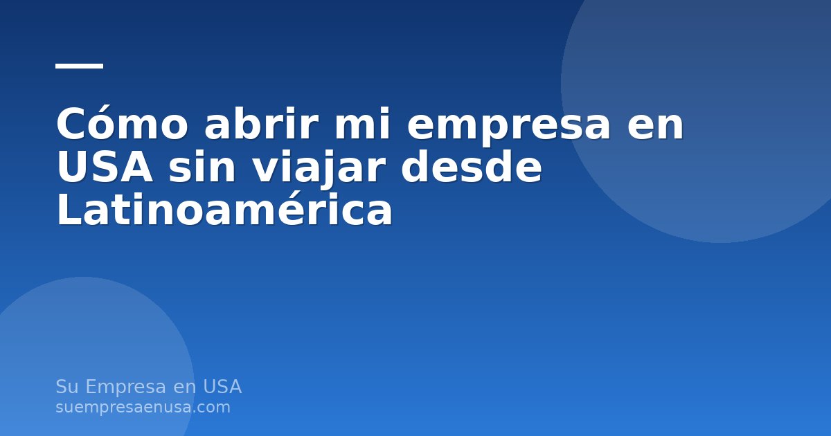 Persona latinoamericana usando laptop para abrir una LLC en Estados Unidos desde su casa