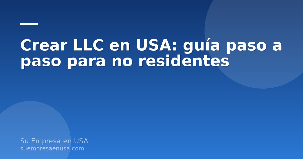 Persona latina trabajando en laptop con bandera de Estados Unidos y documentos de LLC