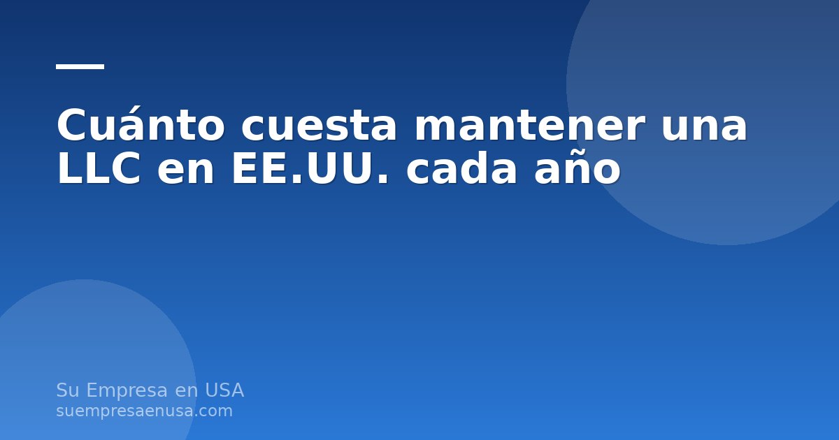 Empresario latinoamericano revisando en su laptop los costos anuales de mantener una LLC en Estados Unidos