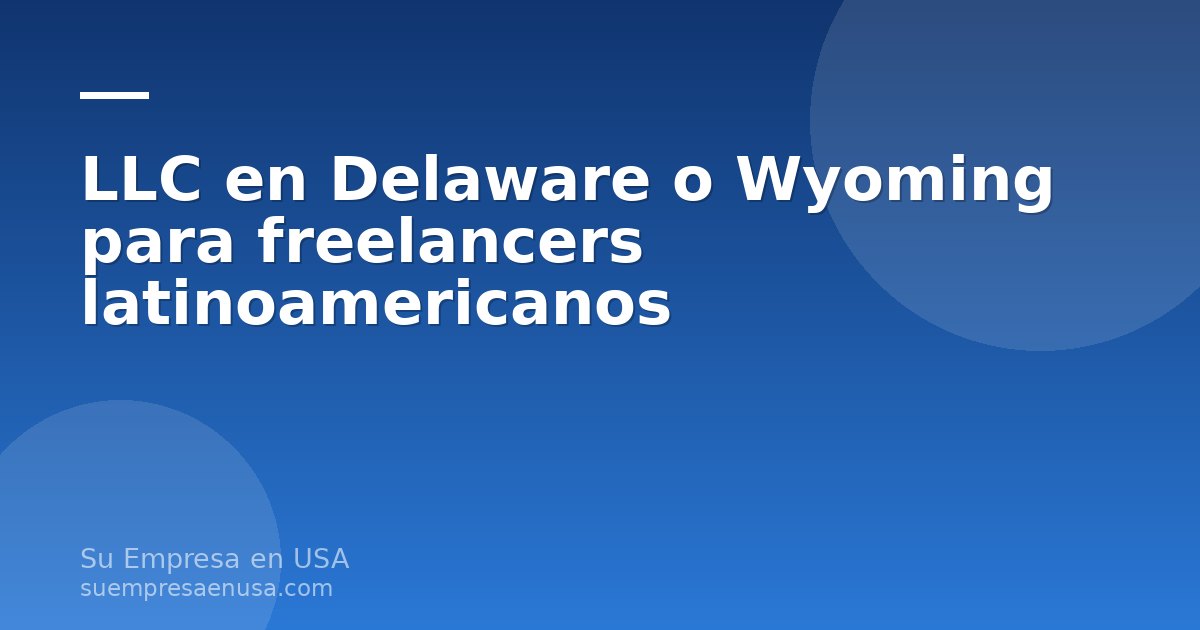 Freelancer latinoamericano comparando una LLC en Delaware y una LLC en Wyoming desde su computadora