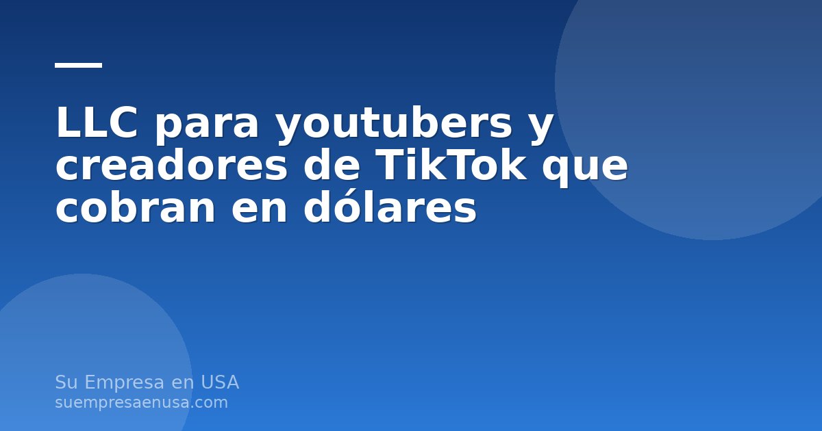 Creador de contenido hispanohablante revisando en su computadora los ingresos en dólares de su canal de YouTube y TikTok