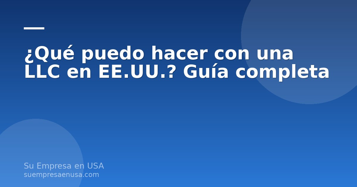 Persona latina trabajando frente a una computadora con documentos de una LLC en Estados Unidos